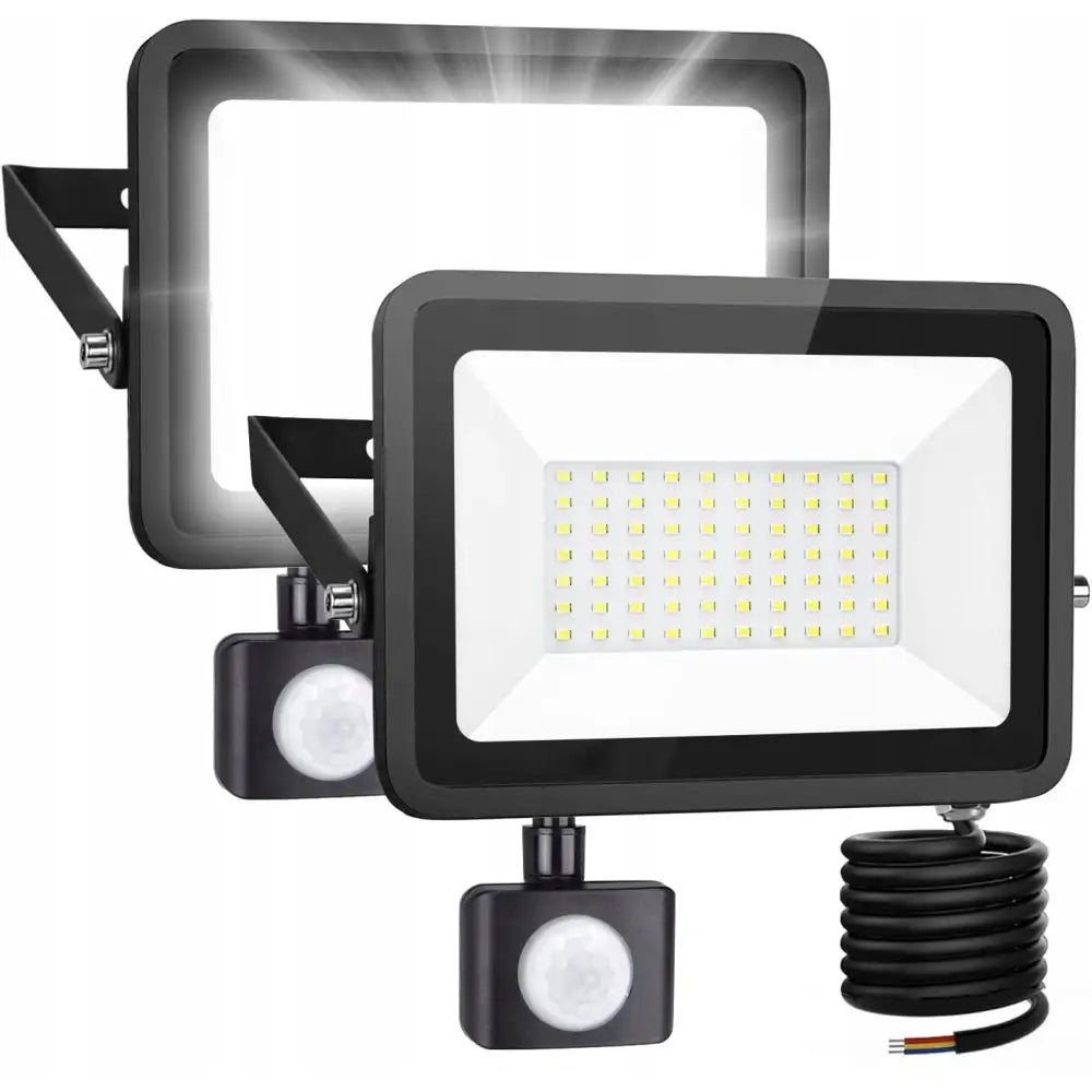 To LED-strålkastere i sort design, frontvisning med bevegelsessensor og synlig strømkabel på én lampe.