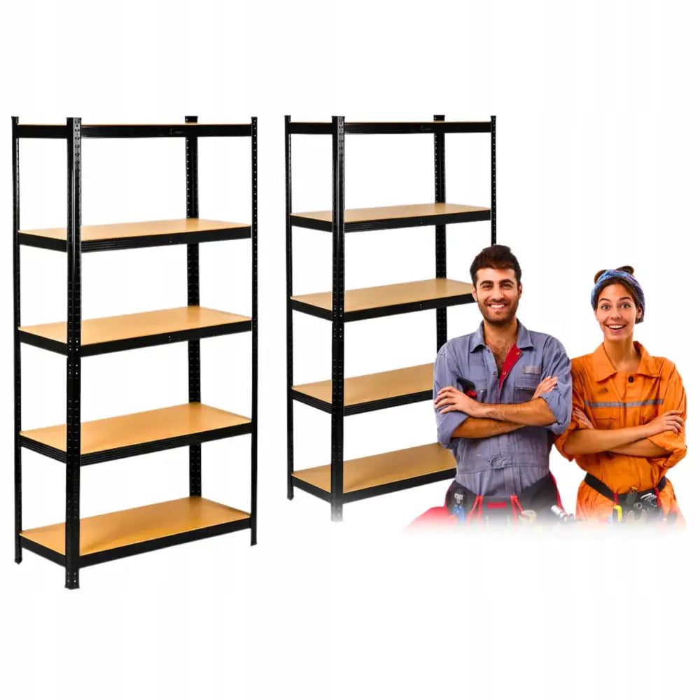 Metallhyller med fem lysebrune hyller, to personer i arbeidsklær foran, hvit bakgrunn.