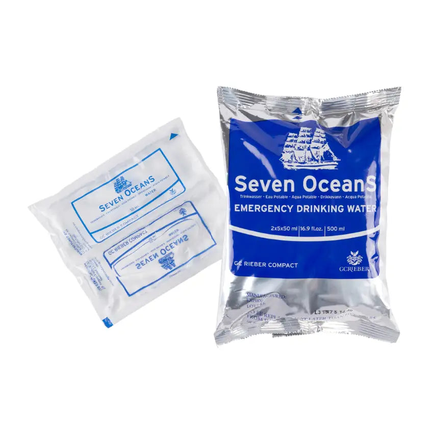 To poser Seven Oceans nødvann, én med blå etikett og én med vindu, sett ovenfra på hvit bakgrunn.