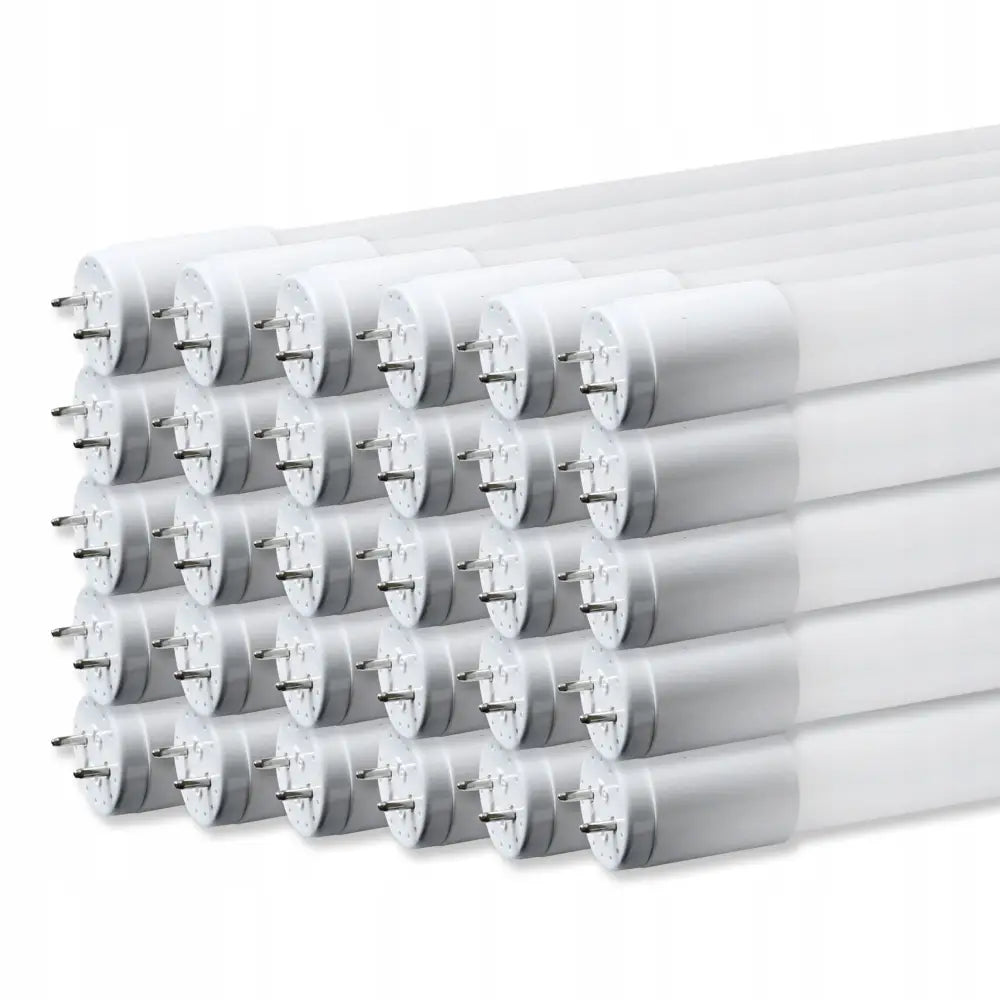 LED-lysrør T8 G13 hvit 120 cm, stablet diagonalt med synlige stifter på endene mot lys bakgrunn.