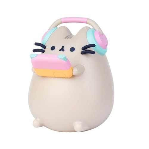 Nattlampe formet som en lys grå Pusheen-katt med rosa og blå hodetelefoner, holder et rosa og gult spillkonsoll.