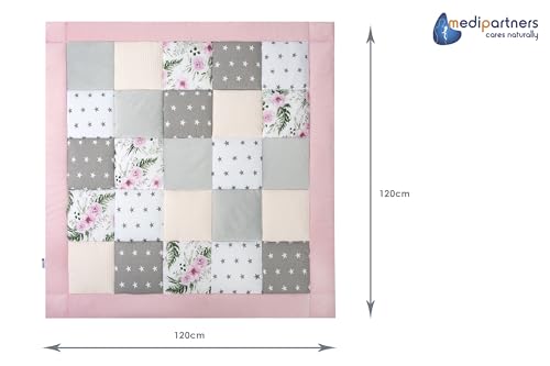 Leketeppe Baby i lappeteppe-stil med grå, hvite, rosa og mønstrede ruter, rosa kant, sett ovenfra.