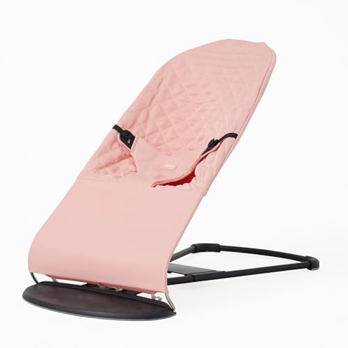 Trekk Til Vippestol i rosa quiltet stoff fra siden, med svarte seler og svart metallramme. Moderne design.