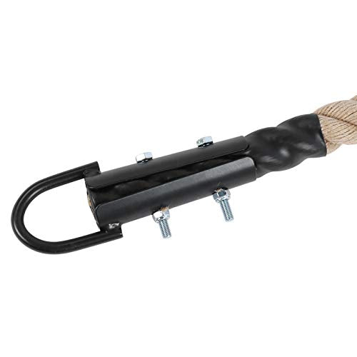 Treningsutstyr tau i naturfarge festet til svart metallbrakett med D-krok, bolter og muttere, sett fra siden.