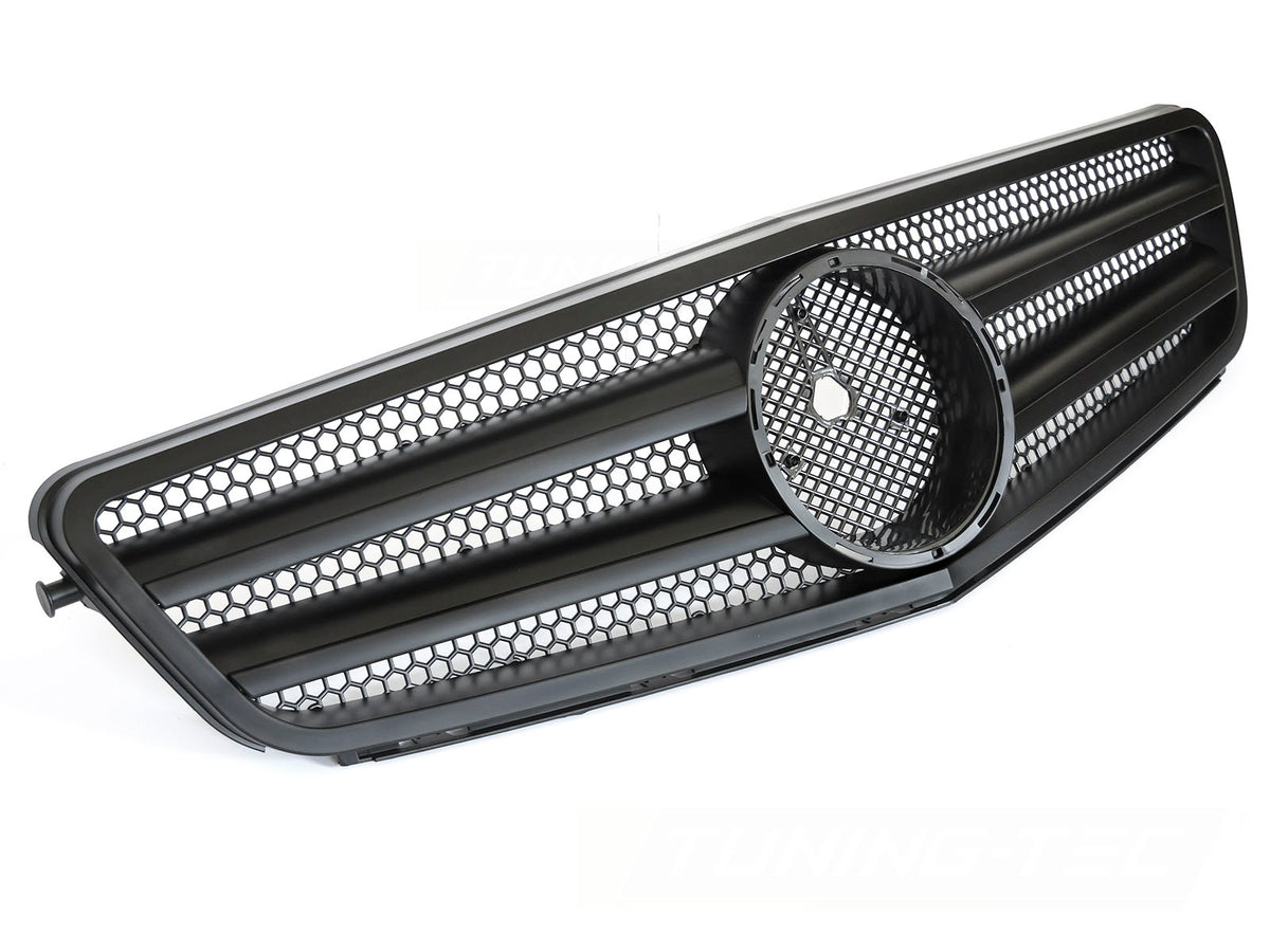Grill til Mercedes C-Klasse W204/S204 07-14 i matt sort sett rett forfra på hvit bakgrunn.