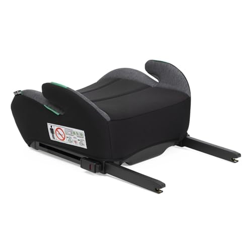 Bilstol Barn i sort og grått stoff, sett skrått bakfra, med isofix-fester og synlig informasjonsetikett.