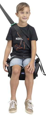 Bilstol med barn som sitter fastspent i sort sete med isofix og armlener, sett rett forfra.