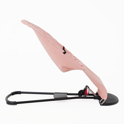 Trekk Til Vippestol i rosa polibomull på BabyBjörn Balance Soft/Bliss, sett fra siden med svart ramme og støtteben.