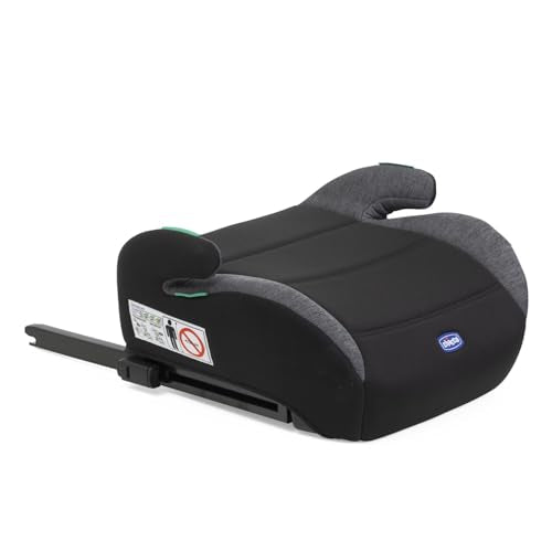 Bilstol i sort og mørkegrått stoff med armlener, ISOFIX-feste synlig og instruksjonsklistremerke på siden.