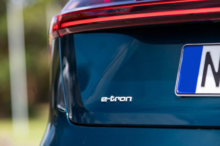 Emblem/logo til Audi 50 e-tron i Silver Edition med krom blank finish for bakluke