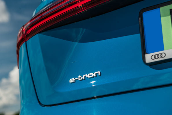 Emblem Audi 50 e-tron Bakluke Silver Edition - sett forfra