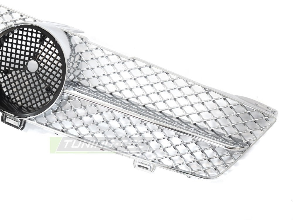 Grill Mercedes CLS C219 08-10 sett fra siden, lamellstruktur synlig.