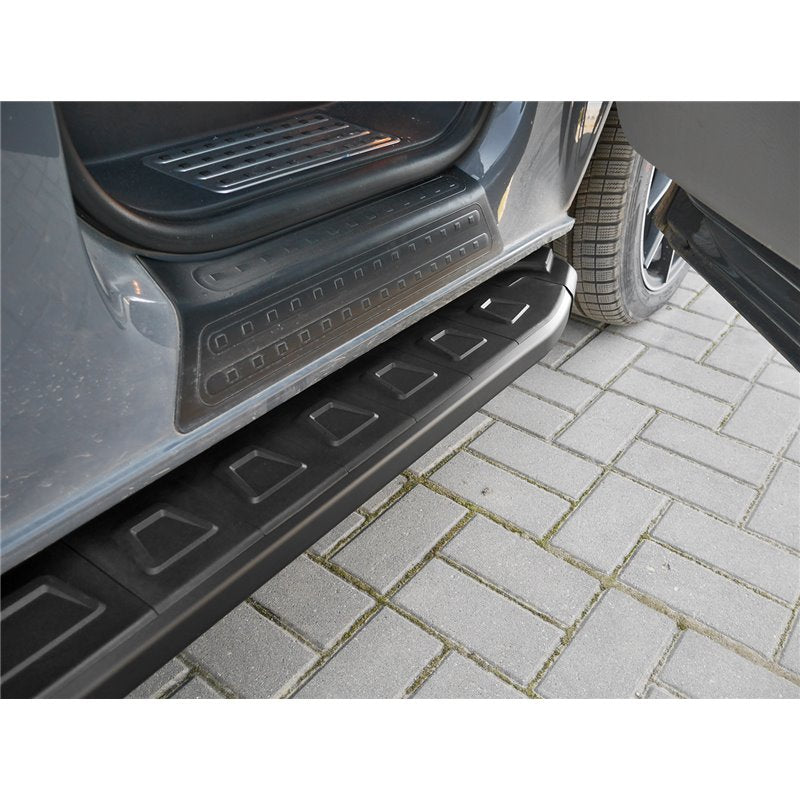 Stigtrinn Toyota Hilux VIII Facelift ARP (2020-) - nærbilde