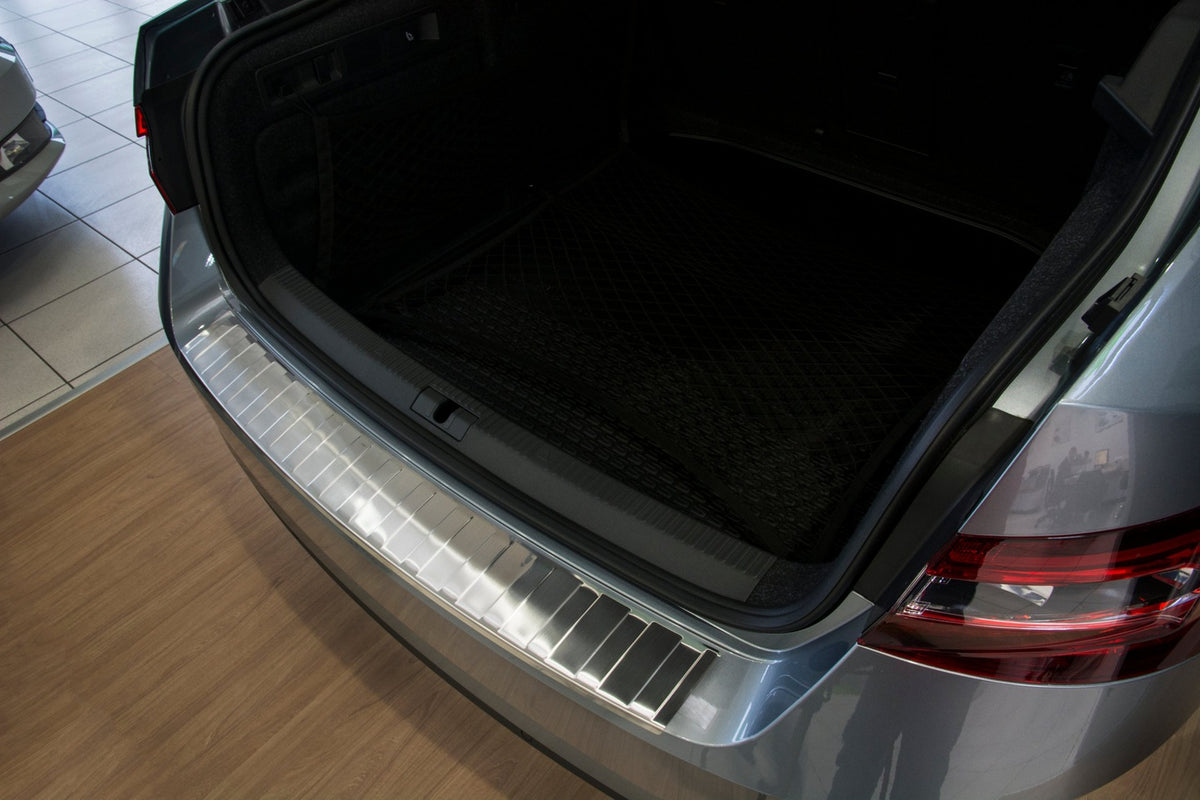 Avisa bakfangerbeskytter til Skoda Superb III Liftback / Silver Edition – rustfritt stål