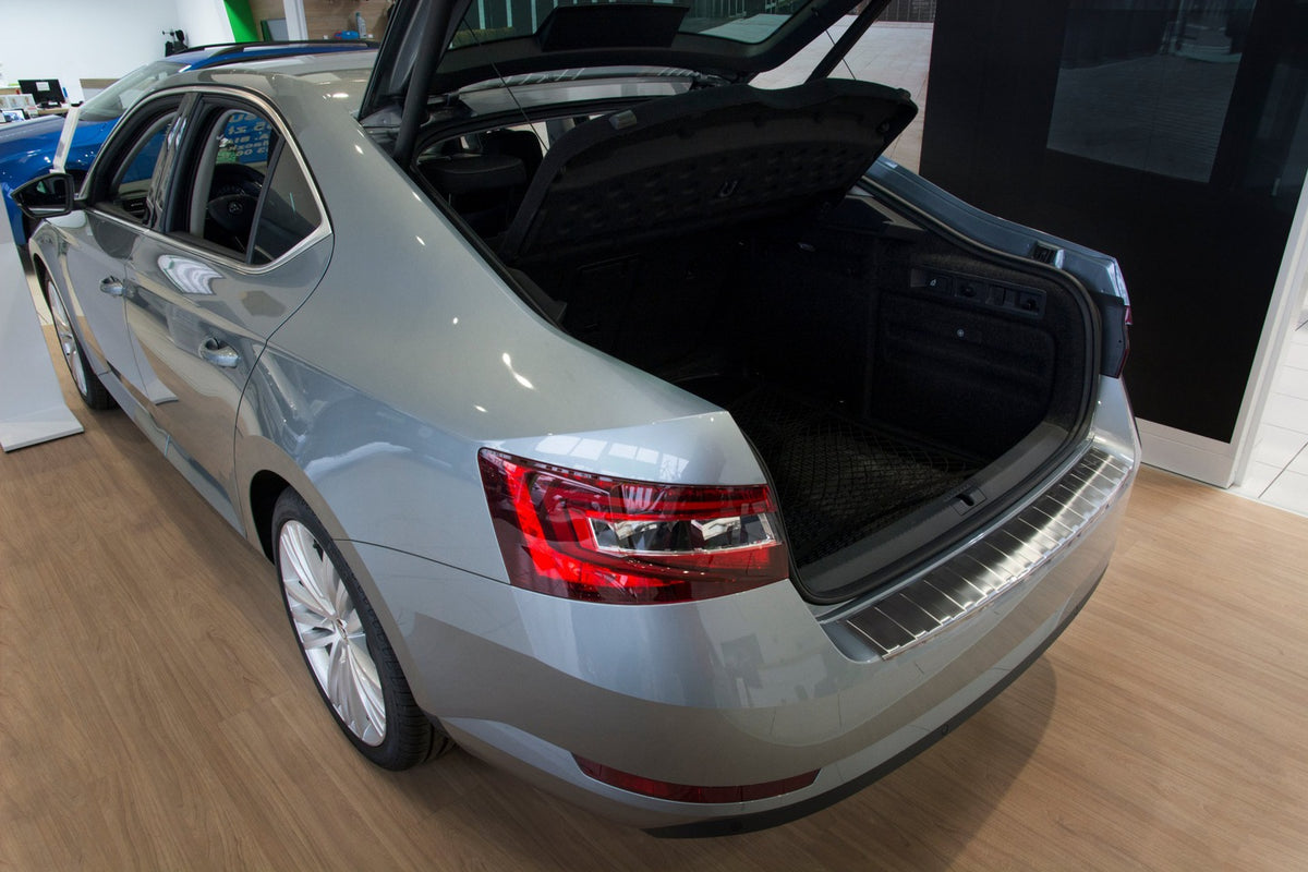 Avisa bakfangerbeskytter til Skoda Superb III Liftback / Silver Edition – børstet overflate