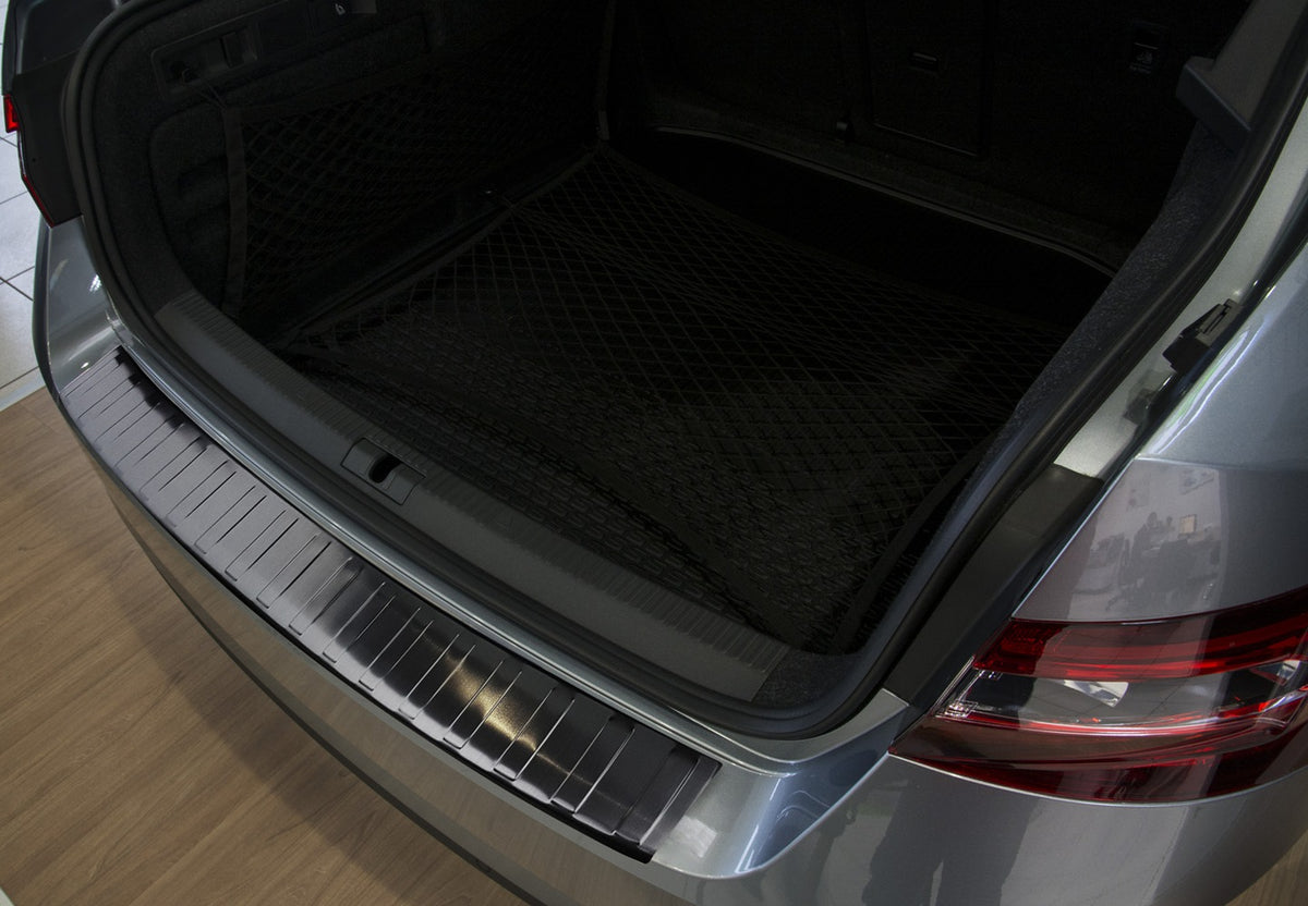 Avisa bakfangerbeskytter til Skoda Superb III Liftback / Black Edition – svart børstet rustfritt stål