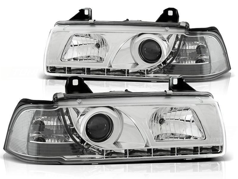Frontlykter Daylight Chrome til BMW E36 90-99 sett rett bakfra på hvit bakgrunn.