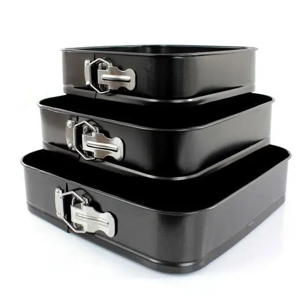 3X firkantet kakeform, tre svarte springformer i ulike størrelser stablet med blanke spenner.