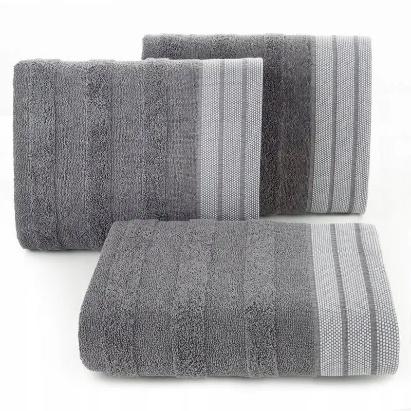 Tre grå Pati håndklær i frotté, skråvisning med brede hvite og lysegrå striper langs kortsiden.