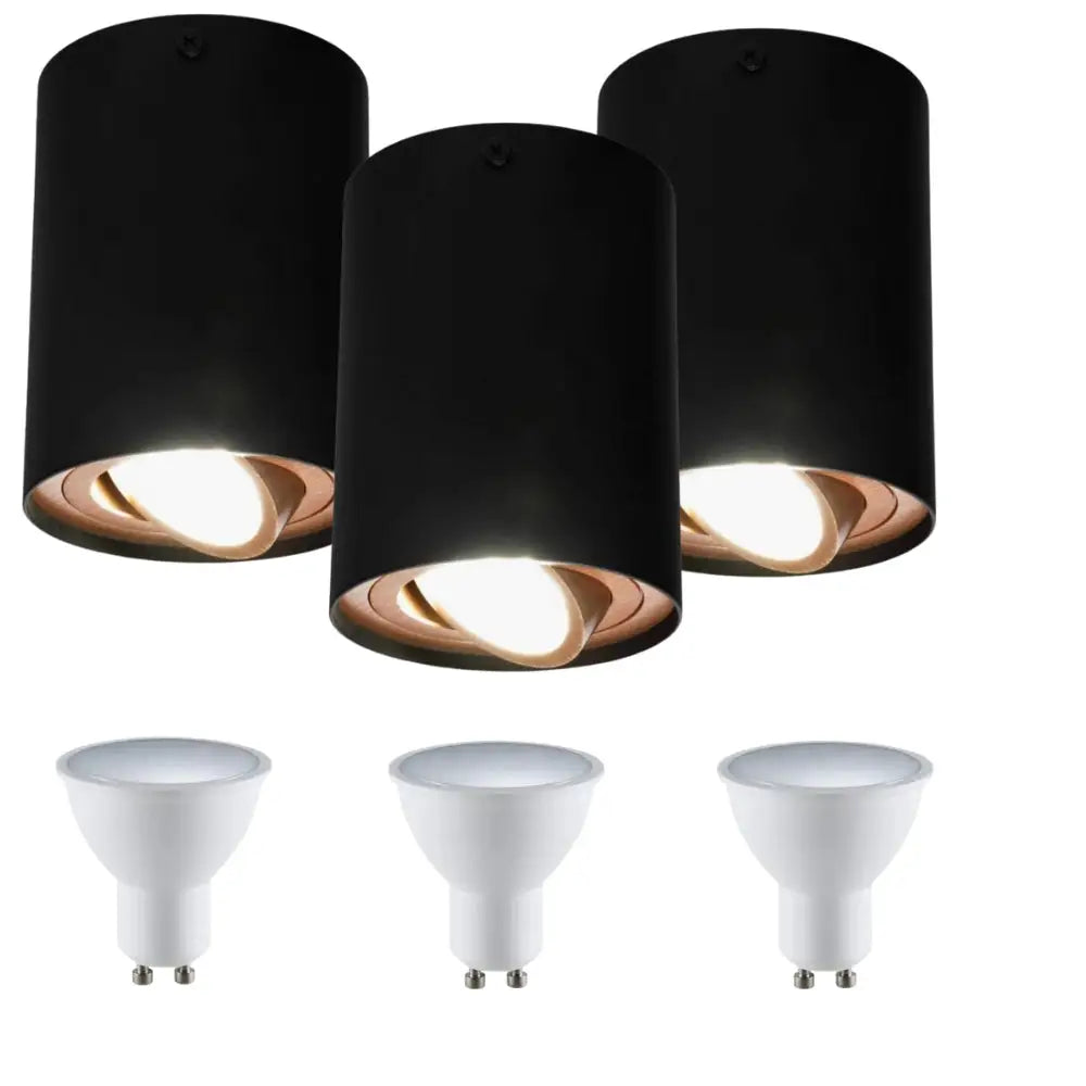 3X Overflaterettet Spot Tube i svart med gullfarget innside, sett fra undersiden med tre løse GU10 LED-pærer.