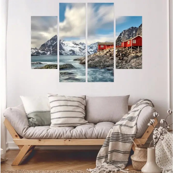 Firedelt bilde med norsk fjord, røde naust og klipper, hengt over lys sofa med stripete puter i moderne stue.