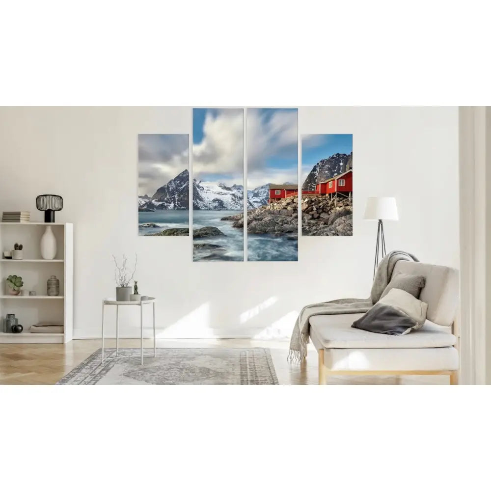 Fire-delt bilde med norske fjell, hav og røde hytter, montert over lys sofa i moderne stue.