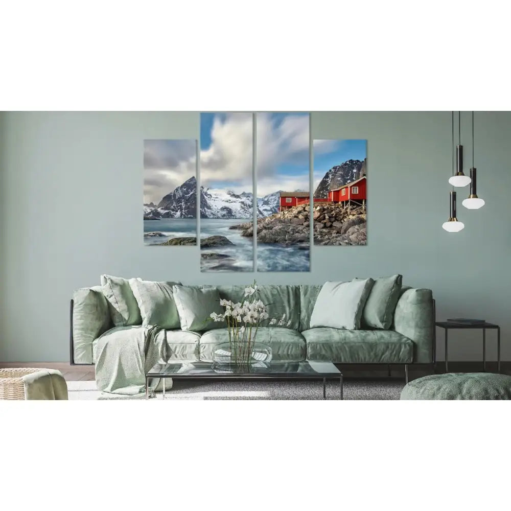 4-delt veggbilde med norsk kyst, røde hus og klipper, henger over grønn sofa i moderne stue.