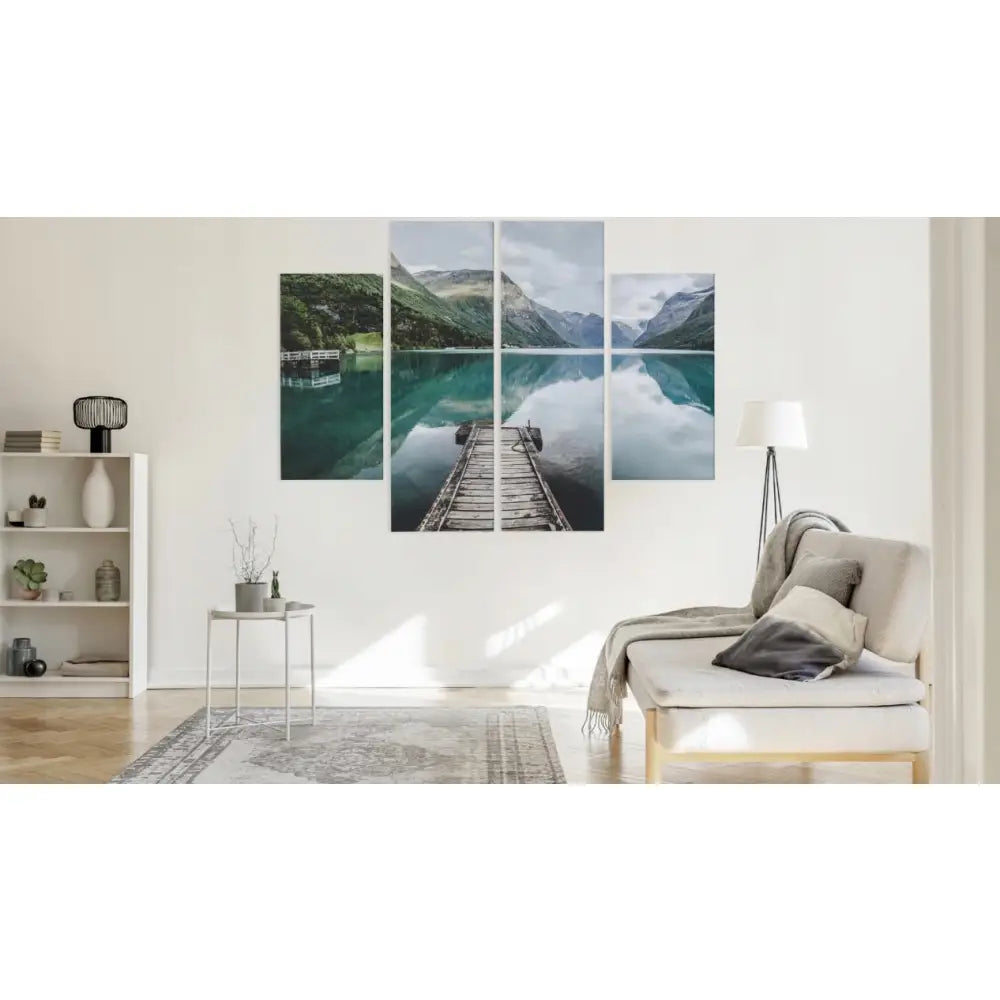 4-delt bilde med norsk fjell- og innsjømotiv på vegg i moderne, minimalistisk stue med lyse møbler.