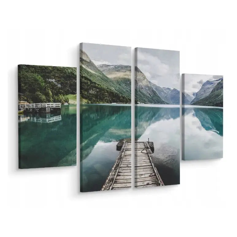 Flerpanel veggbilde av norsk innsjø med brygge, grønne fjell og blått vann fordelt på fire lerreter.