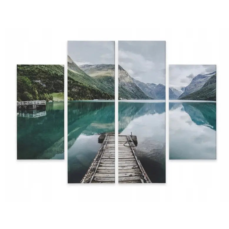 Femdelte veggbilder av trebro ut i innsjø, omgitt av fjell og speilblankt vann i blågrønne toner.