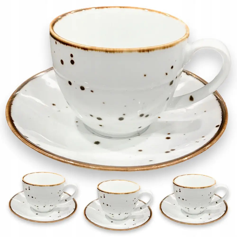 Kopp med skål Alumina Cottage White, hvit keramikk med brune prikker og kanter, sett forfra med ekstra kopper.