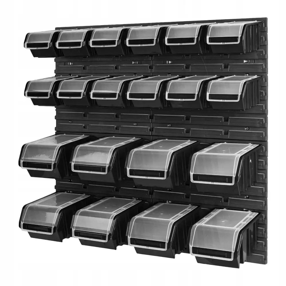 Vegghengt verktøytavle med 20 sorte plastbokser og gjennomsiktige lokk, sett fra skrå vinkel.