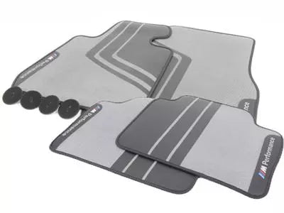 BMW OEM gulvmatter til BMW 3 (F30/F31) / M3 (F80) – Titanium Black tekstil/gummi med ///M Performance-logo, sett med 4