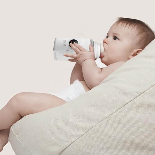 Melkevarmer USB-portabel brukes av baby som drikker fra hvit tåteflaske med digitale knapper, liggende på pute.