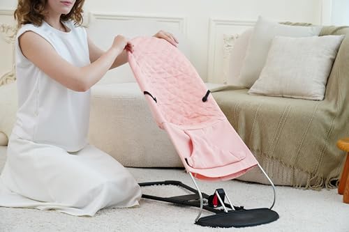 Sy Trekk til Vippestol BabyBjörn i lys rosa quiltet stoff, justeres av kvinne, svart ramme, lys stue.