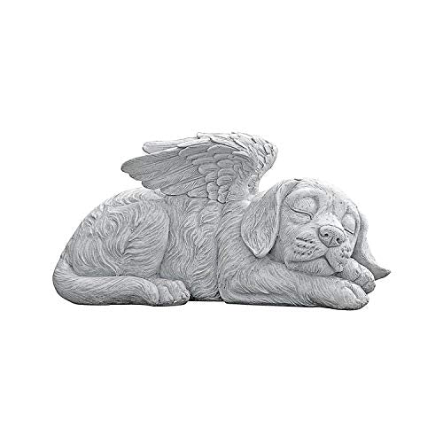 Gravstein Kjæledyr hundestatue i grå steinimitasjon, liggende og sovende med detaljerte englevinger på ryggen.