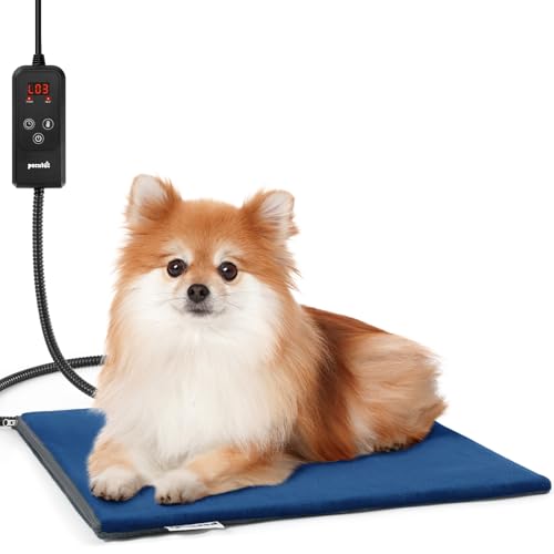 Varmematte med liten hund liggende på blå matte, synlig digital fjernkontroll med display og ledning foran.
