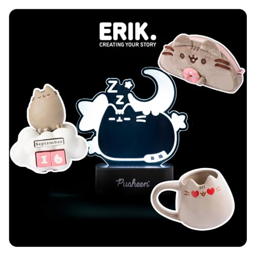 Nattlampe formet som sovende Pusheen-katt sammen med kalenderfigur, pute eller pennal og kremfarget krus.