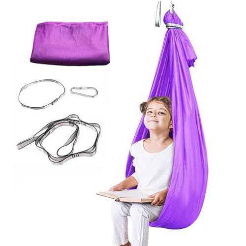 Huske Barn i lilla nylon, sett fra siden med et barn inni, samt stropper, karabinkrok og sammenbrettet stoff.
