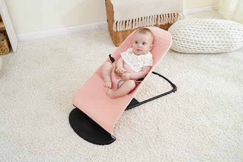 Trekk Til Vippestol i rosa polibomull på BabyBjörn Balance Soft, med baby sittende på lyst teppe.