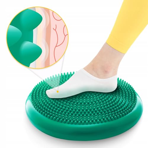 Balansepute Trening rund grønn pute med små pigger, fot med hvit sokk trykker på, detalj av overflaten vises.