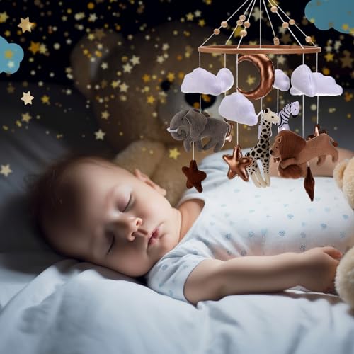 Uro Baby med skogsdyr og skyer henger over sovende baby i seng, omgitt av teddybjørn og stjernedekorasjoner.
