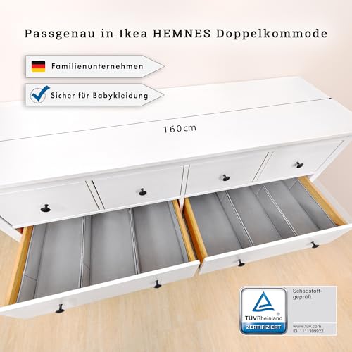 Skuffeinnsats i grått stoff plassert i to åpne skuffer i hvit HEMNES-kommode, sett skrått ovenfra.
