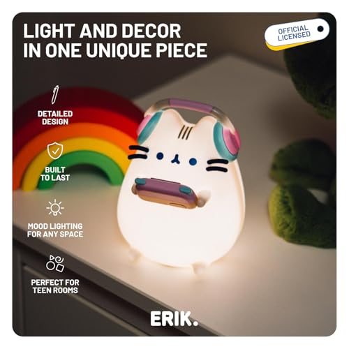 Nattlampe Barn formet som hvit Pusheen-figur med katteører og lilla hodetelefoner på nattbord, regnbue bak.