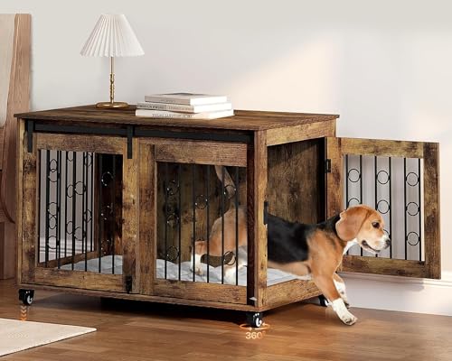 Hundebur i mørkt tre med svarte metallstenger, åpen dør, hjul og bordplate med lampe og bøker, hund på vei ut.