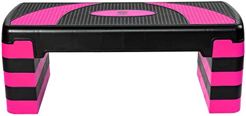 Stepper i sort og rosa plast sett forfra, med sklisikker overflate og stablede seksjoner for høydejustering.