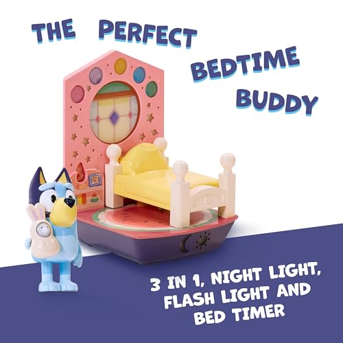 Nattlampe Barn 3-i-1 med Bluey-figur, seng, nattbord og bakvegg med stjerner og sirkler, sett forfra.
