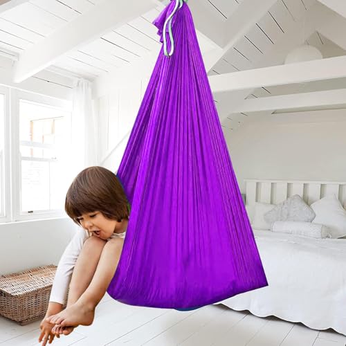 Innendørs Huske Barn i lilla nylon henger fra taket, et barn sitter inni på et lyst soverom med hvit innredning.