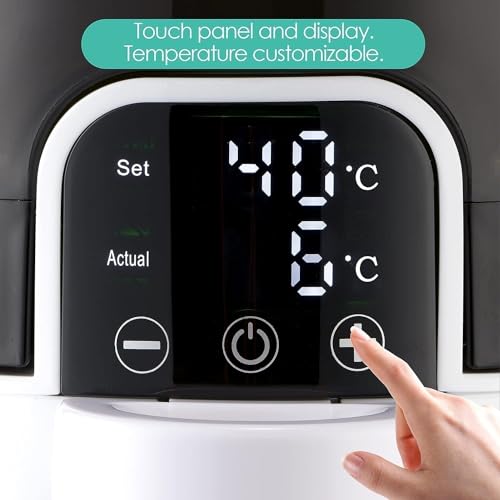 Flaskevarmer med digitalt LED-display, touchpanel, temperaturvisning og hånd som peker på knapp, svart-hvitt design.