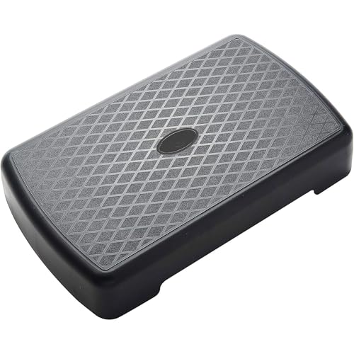 Stepkasse i sort og grå plast med rutemønstret overflate og oval detalj i midten, sett skrått ovenfra.